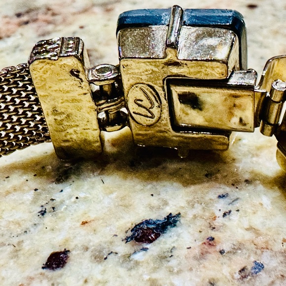 Vintage gold tone mesh style bracelet with mother of pearl design on clasp LC - Picture 3 of 4